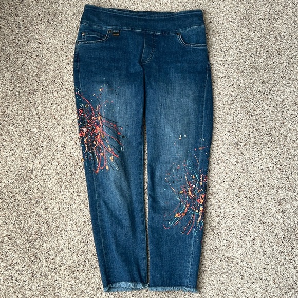 LISETTE Denim - Pull up jeans. Front and back pockets. Design on both legs. Nice raw hem.